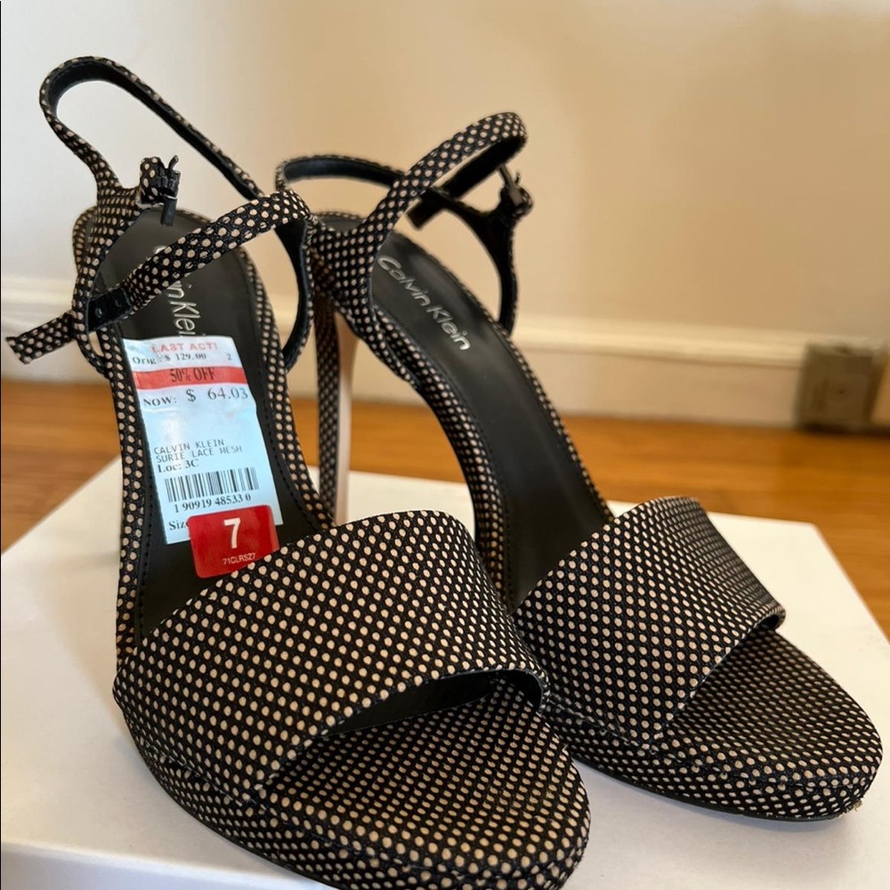 This Calvin Klein‘s shoes despite high hill very comfortable.